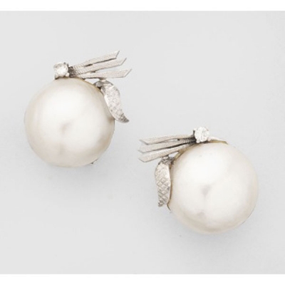 Pendientes en oro blanco con perlas japonesas y diamantes talla brillante. Cierre omega. Medida: 1,6 cts. aprox.