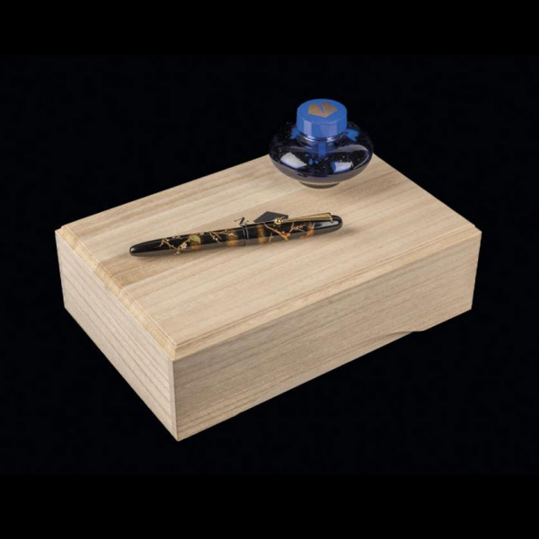 Estilogr&aacute;fica marca NAMIKI, modelo Apricot tree and Warbler, realizada en t&eacute;cnica Togidashi-Hira Maki-e 