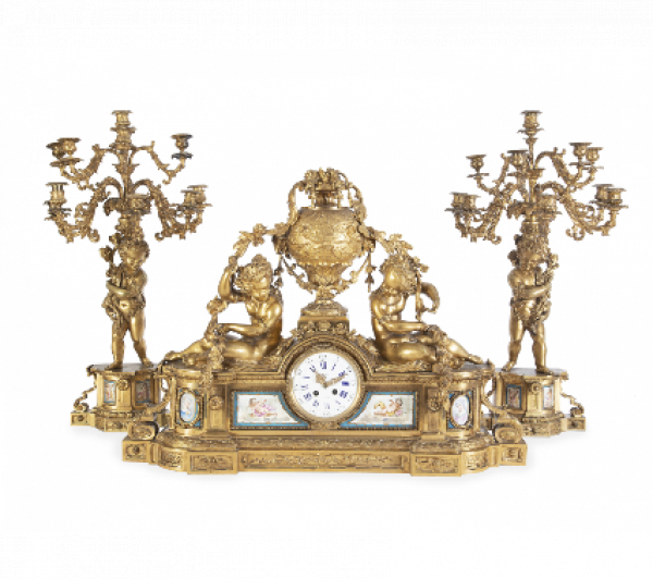 "Pignaut Paris". Guarnición de chimenea de bronce dorado con cartelas de porcelana esmaltada a la manera de Sèvres. Francia, S. XIX.