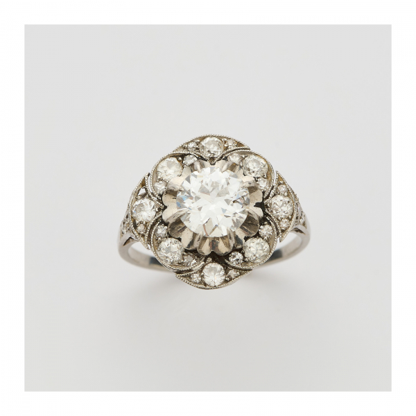 Sortija en platino con centro y orla calada de diamantes talla brillante antigua, c.1930.