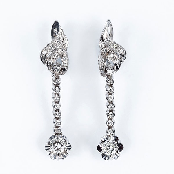 Pendientes largos vintage en oro blanco, cuajados de blancos y limpios diamantes