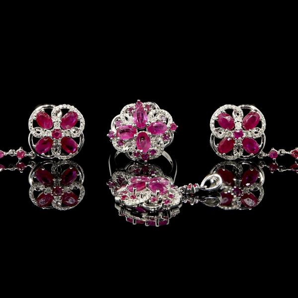 Conjunto de anillo, colgante y pendientes en oro blanco de 18k con rub&iacute;es y diamantes. 