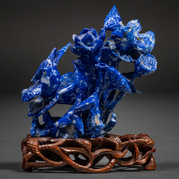 "Pájaros con flores" Grupo escultórico en piedra de sodalita tallado del siglo XX