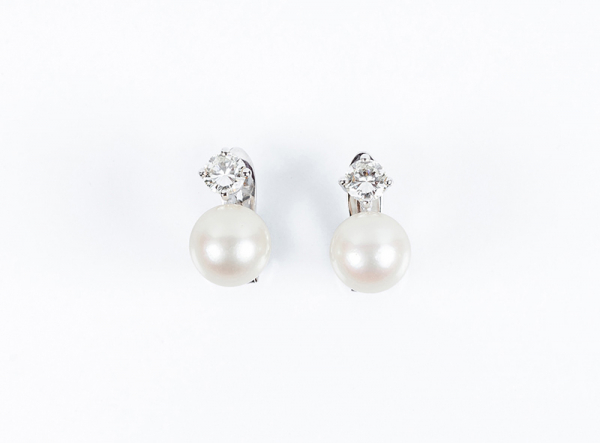 Pendientes vintage 'tú y yo' en oro blanco, con una bella perla cultivada de 10 mm y un limpio y blanco diamante