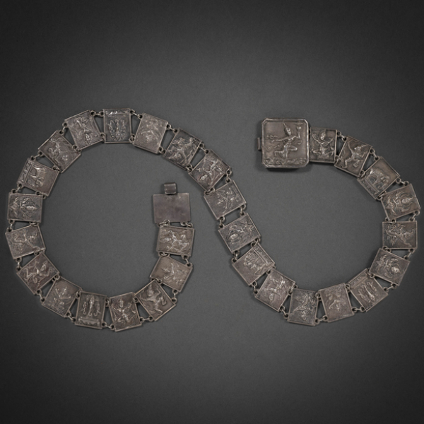 Cinturón ceremonial birmano en plata decorado con diversos dioses del siglo XIX-XX.