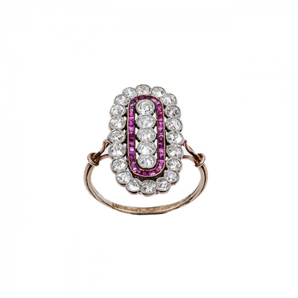 Bella sortija lanzadera antigua en oro rosa 18 K, decorada con fila central y orla oval, de blancos diamantes talla 'cushion' sobre vistas grafiladas de oro blanco separados por banda de rubíes calibrados.