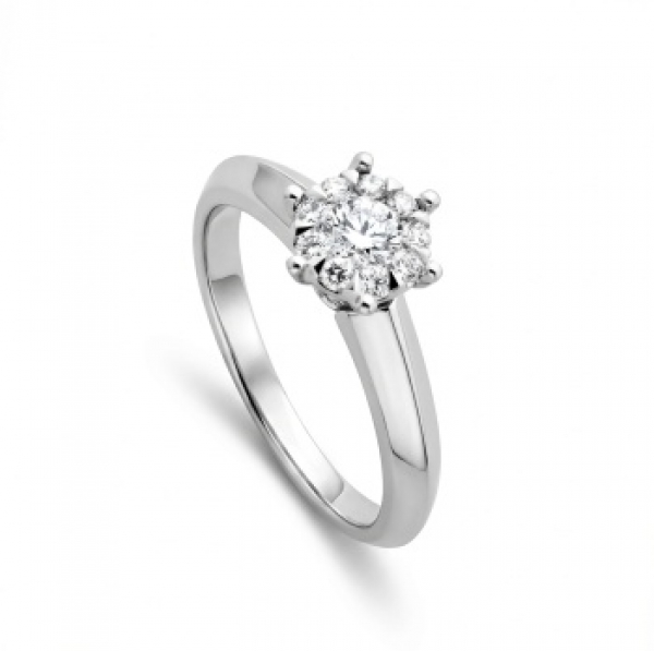 Sortija en oro blanco con diamantes talla brillante con un peso total de 0,75 cts. aprox.