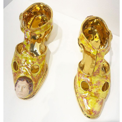 Luigi Ontani (1943) - Scarpe Gialle (2000-2009).    Cerámica policromada y oro puro