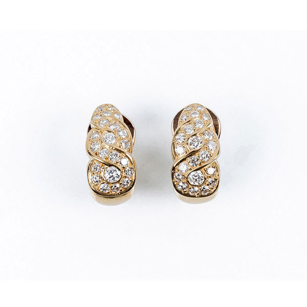 Pendientes medias criollas en oro amarillo decorados con tres motivos ondulantes con diamantes talla brillante.
