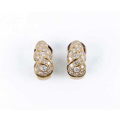 Pendientes medias criollas en oro amarillo decorados con tres motivos ondulantes con diamantes talla brillante.