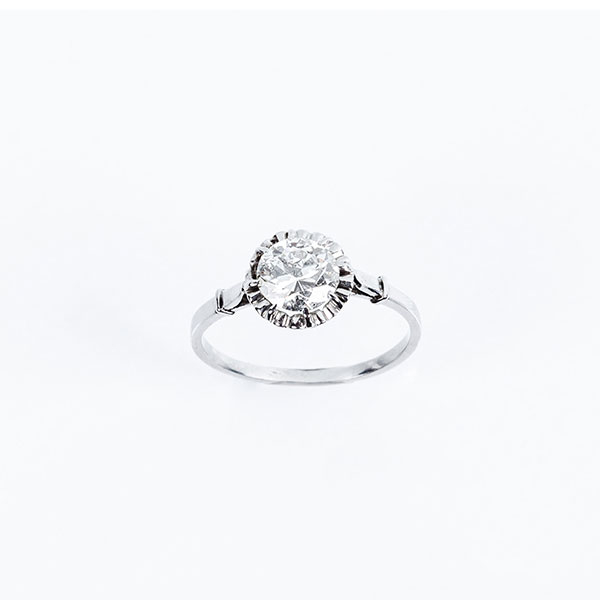 Anillo solitario vintage en montura de oro blanco, con un limpio y blanco diamante, talla brillante ligeramente antigua, de 0.85 ct aprox, en garras de ilusión