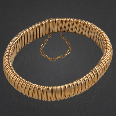 Pulsera tubogas en oro amarillo de 18kt.  Presenta cadena de seguridad.
