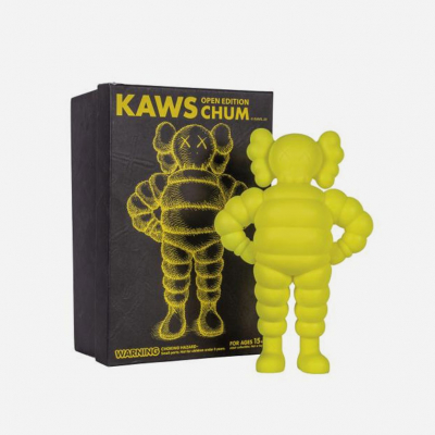 KAWS. "CHUM Open Edition (2022)". Escultura m&uacute;ltiple no numerada en vinilo. Editado por Medicom Toys.
