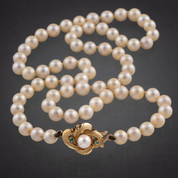 Collar de perlas cultivadas con broche en oro amarillo de 18 kt.