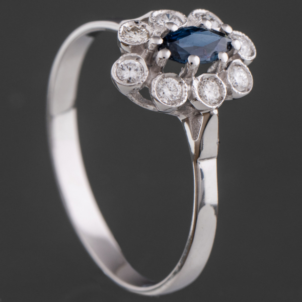 Anillo en forma de roset&oacute;n en oro blanco de 18kt con zafiro 