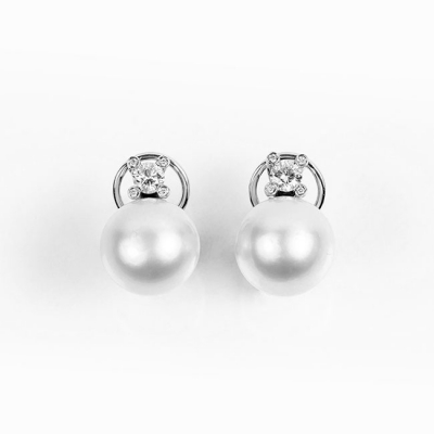 Pendientes &#039;tú y yo&#039; en montura de oro blanco, con un limpio y blanco diamante talla brillante en cuatro garras con un diamantito talla brillante cada una. 