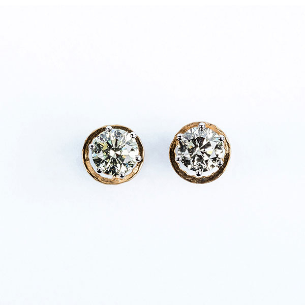 Pendientes dormilonas en oro blanco con diamante natural talla brillante, en garras.