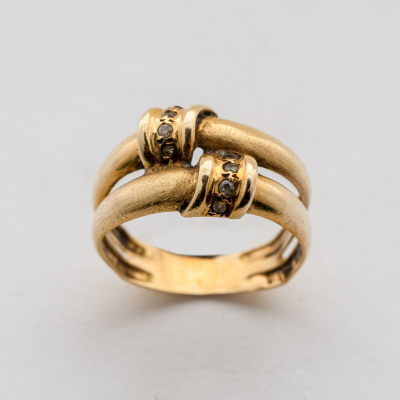 Sortija dise&ntilde;o doble aro en oro y circonitas. 