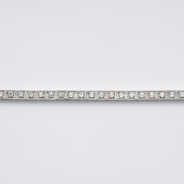Pulsera rivière diseño geométrico en oro blanco con diamantes talla brillante engastados en garras.  Peso diamantes: 3,50 ct. aprox.