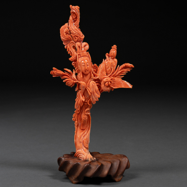 "Dama con flores e idolo" Figura realizada en coral rojo. Trabajo Chino, Siglo XX