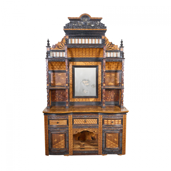 Bufete – Aparador de dos cuerpos en madera tallada ornamentado con la técnica japonesa yosegi zaiku en maderas contrastadas, fles. del s.XIX-ppios. del s.XX.