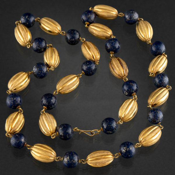 Collar largo de cuentas de lapislázuli y bolas gallonadas en oo amarillo de 18 kt.