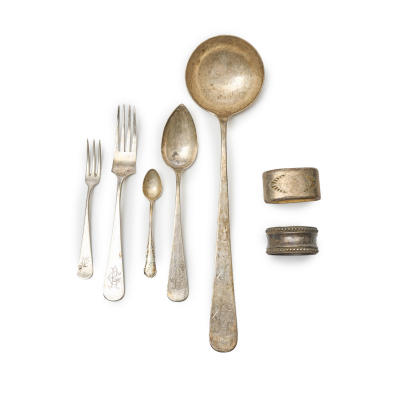 Lote de 41 piezas de cubertería variada en plata española punzonada, s.XX.