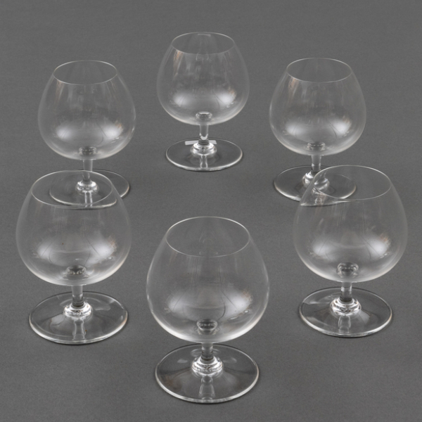 Conjunto de seis copas de coñac en cristal francés de baccarat del siglo XX