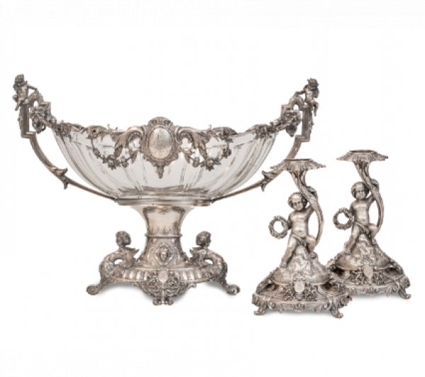 Conjunto de centro de plata y cristal y dos soportes de plata, con iniciales grabadas.F. Nicoud, París, finales del S. XIX.