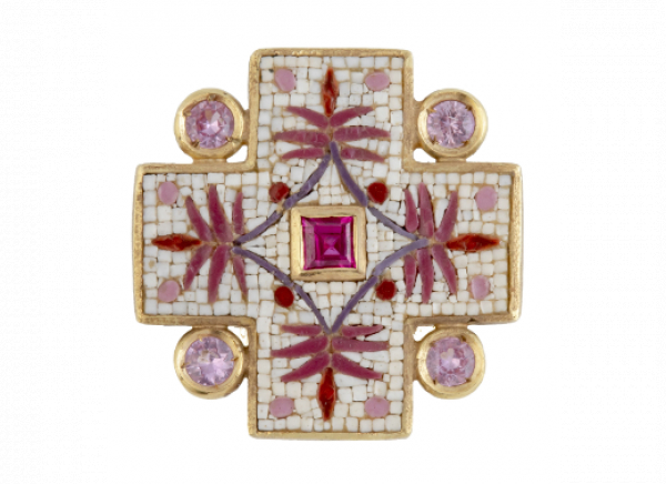 Sortija "LE SIBILLE" en oro con dise&ntilde;o de cruz, con micromosaico de hojas de palmas decorada con zafiros rosas y rub&iacute; central.