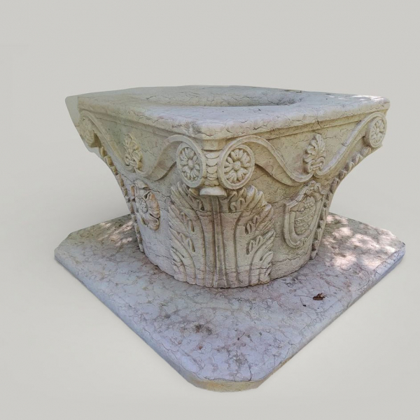 Elegante pozo monumental cuadrado de mármol biancone con basamento, Italia, siglo XX.