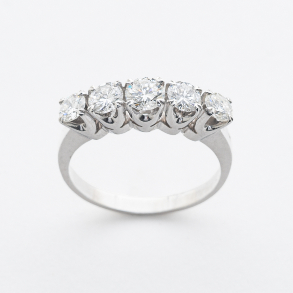Sortija cinquillo en oro blanco con diamantes talla brillante en degrad&eacute; engastados en garras.
