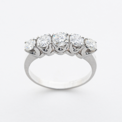 Sortija cinquillo en oro blanco con diamantes talla brillante en degrad&eacute; engastados en garras.
