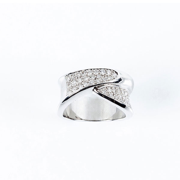 Sortija de alta joyería en sólida montura de oro blanco 18 K con dos lenguas enfrentadas en pavé de limpios y blancos diamantes, talla brillante