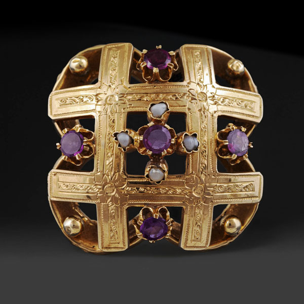 Broche Antiguo realizado en oro amarillo de 18K con perlas y amatistas