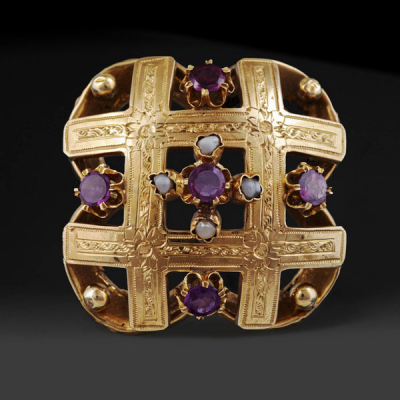 Broche Antiguo realizado en oro amarillo de 18K con perlas y amatistas