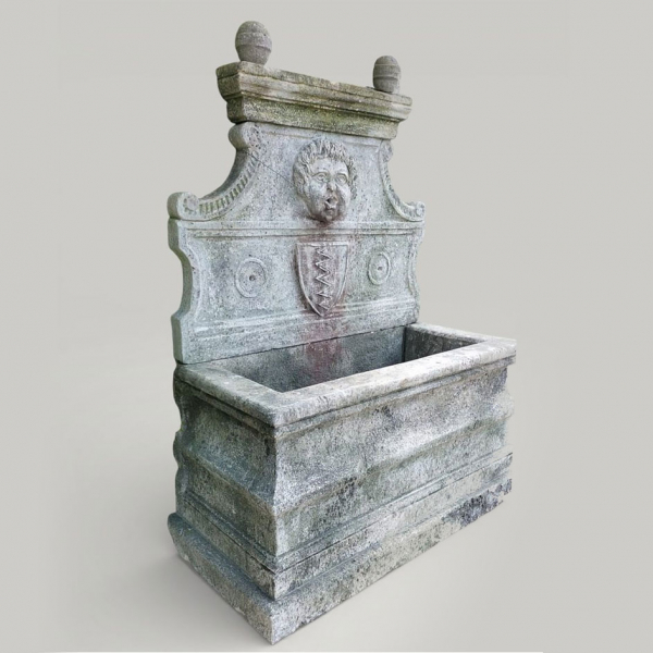 Magn&iacute;fica fuente monumental de piedra de Vicenza con figura en altorrelieve, Italia, siglo XX.
