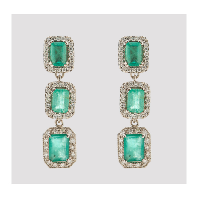Pendientes largos en oro blanco con tres rosetones de esmeralda talla octogonal orladas por diamantes talla brillante.