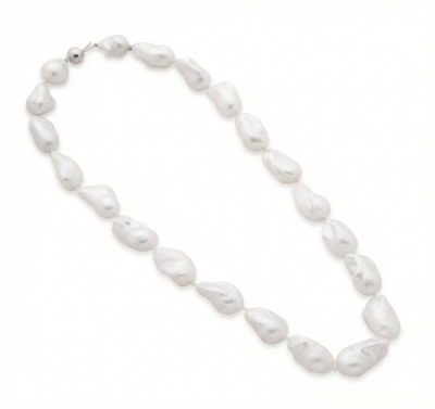 Gargantilla de perlas barrocas y cierre en oro blanco.
