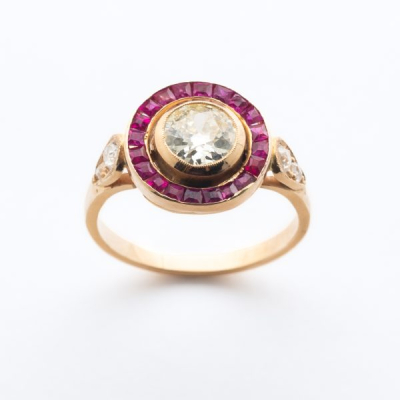 Sortija dise&ntilde;o circular en oro con centro y brazos de diamantes talla brillante y orla de rub&iacute;es calibrados, c.1950.