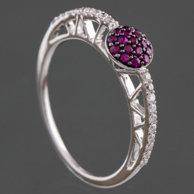 Anillo oro blanco de 18 kt de brillantes y rubíes.