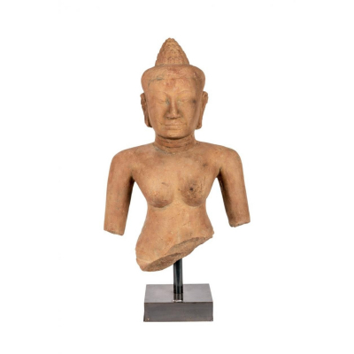 Torso de buda Khmer del periodo Lapburi (Camboya), s.XI d.C. Escultura realizada en pieda arenisca.
