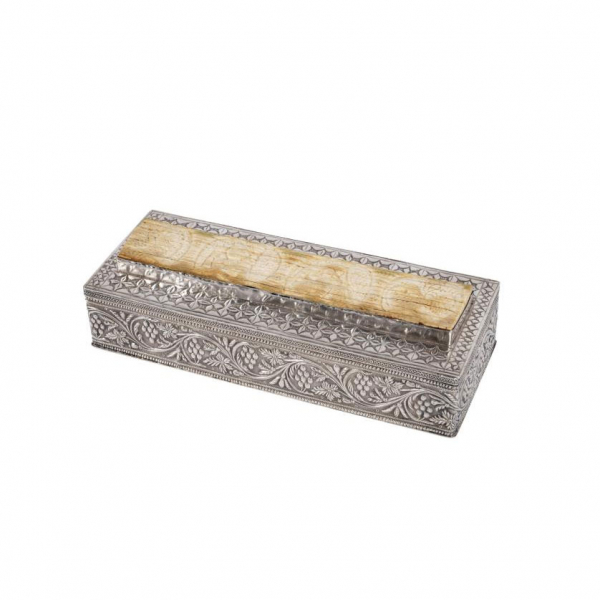 Caja de plata con placa tallada S. XX.
