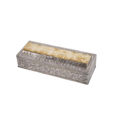 Caja de plata con placa tallada S. XX.