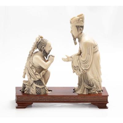 Conjunto de 2 figuras talladas en marfil representando una ofrenda