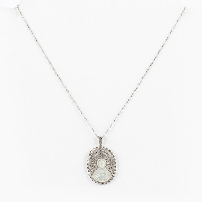 Cadena y una delicada medalla oval antigua, en platino y n&aacute;car. Motivo de la Virgen 