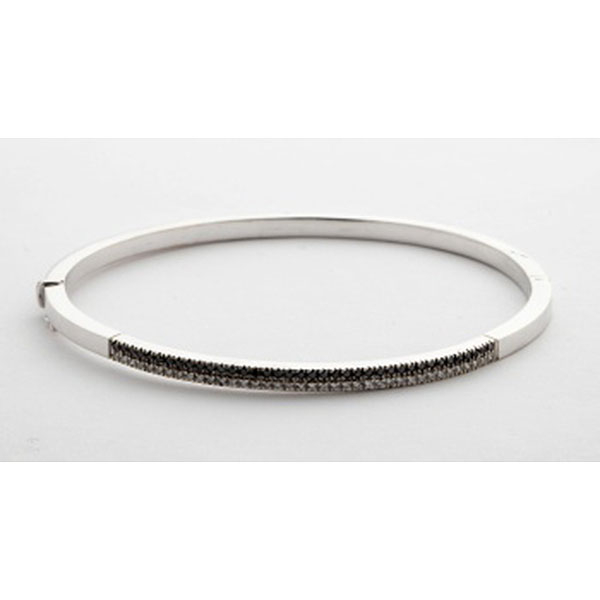 Pulsera rígida en oro blanco con 2 filas de diamantes blancos y negros talla brillante.