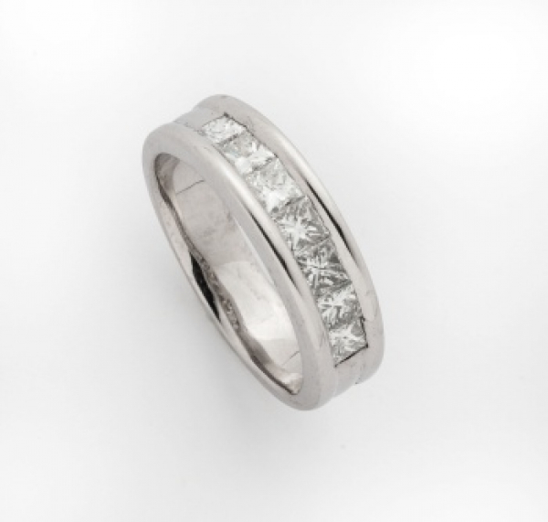 Media alianza en oro blanco con 7 diamantes talla carr&eacute; con un peso total de 0,80 cts. aprox.