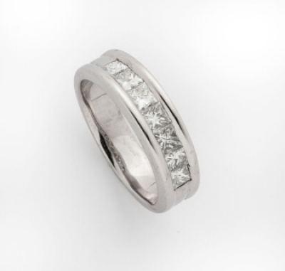 Media alianza en oro blanco con 7 diamantes talla carr&eacute; con un peso total de 0,80 cts. aprox.