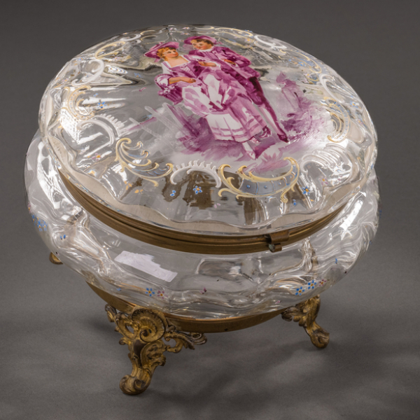 Bombonera en cristal con escena de galanteo pintada a mano con montura en bronce dorado de finales del siglo XIX.